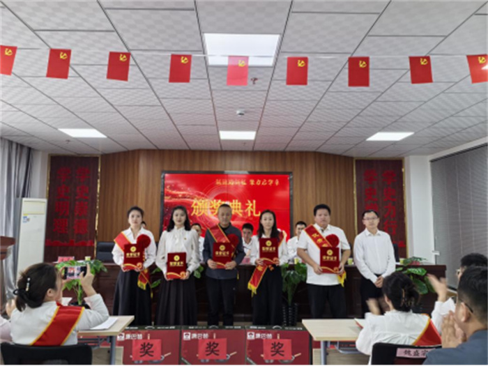 骐骥踏新程  聚力启华章——奇台国投公司2025年年终总结暨表彰大会